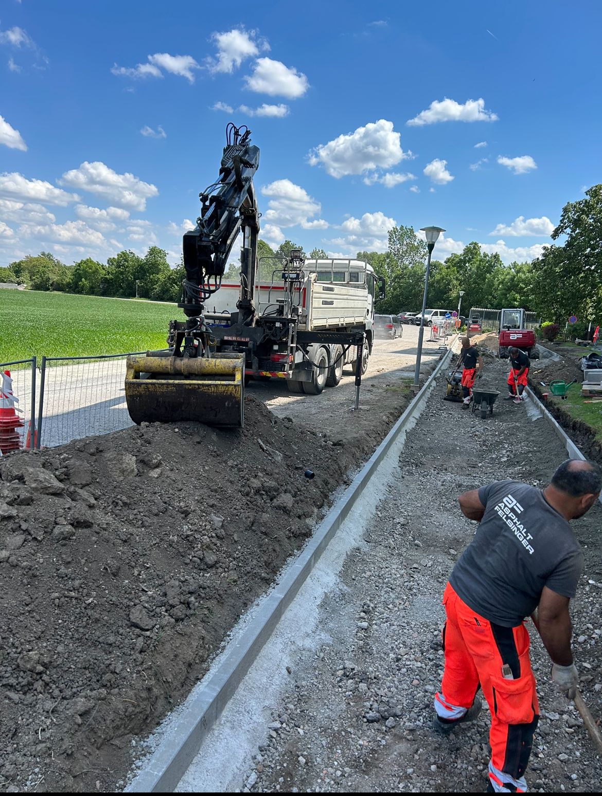 Kranarbeiten auf einer Großbaustelle
